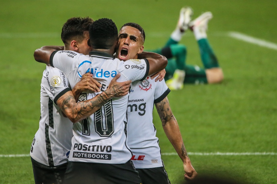 Cazares e Gabriel comemoram gol contra o Fluminense