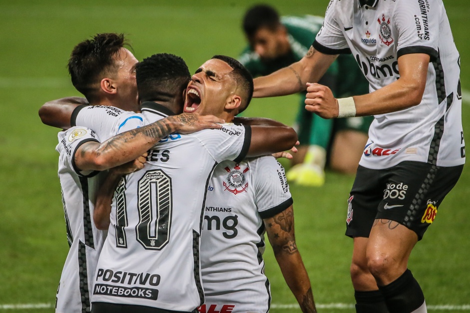 Cazares, Gabriel e Gustavo Silva  comemoram gol contra o Fluminense