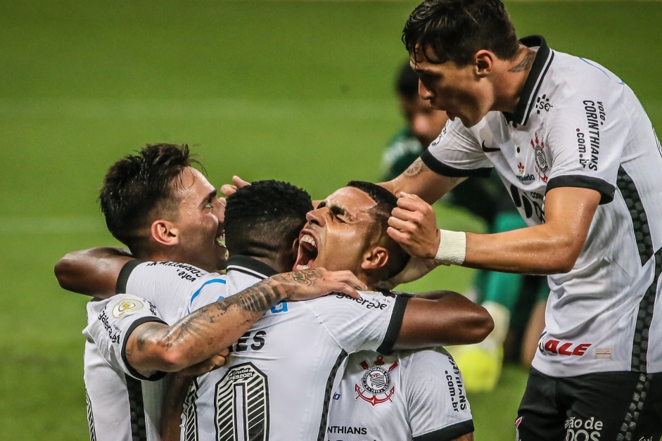 Vital, Cazares e Gabriel comemoram gol contra o Fluminense