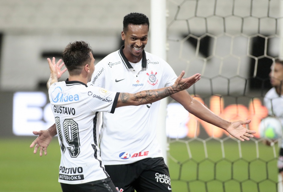 J e Mosquito durante comemorao do primeiro gol do Corinthians contra o Fluminense