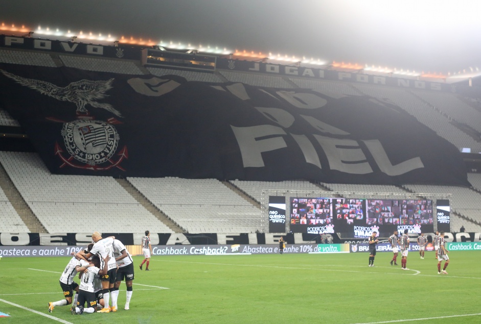 Jogadores do Corinthians comemorando gol contra o Fluminense