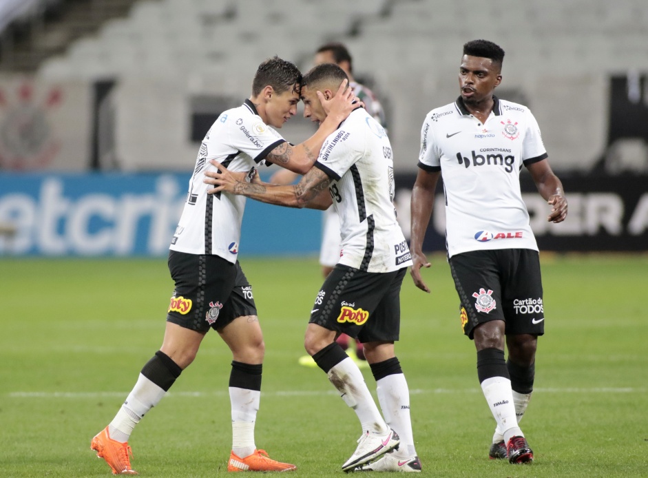 Mateus Vital e Gabriel durante comemorao do gol do Corinthians