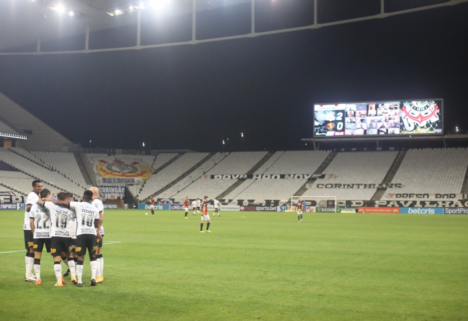 Elenco comemorando gol sobre o Sport, na Neo Qumica Arena, pelo Brasileiro
