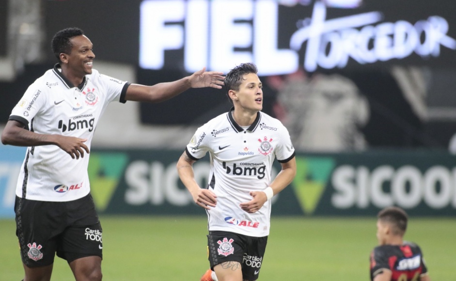 J comemora com Vital o segundo gol do Corinthians contra o Sport, pelo Brasileiro