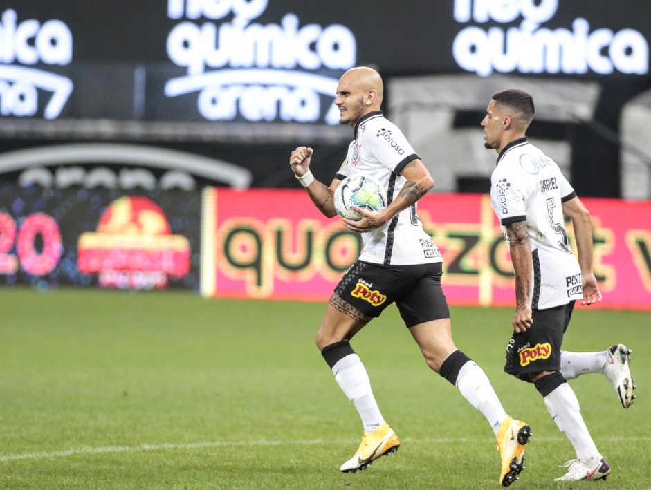 Fbio Santos e Gabriel comemorando o gol de empate do Corinthians, contra o Cear