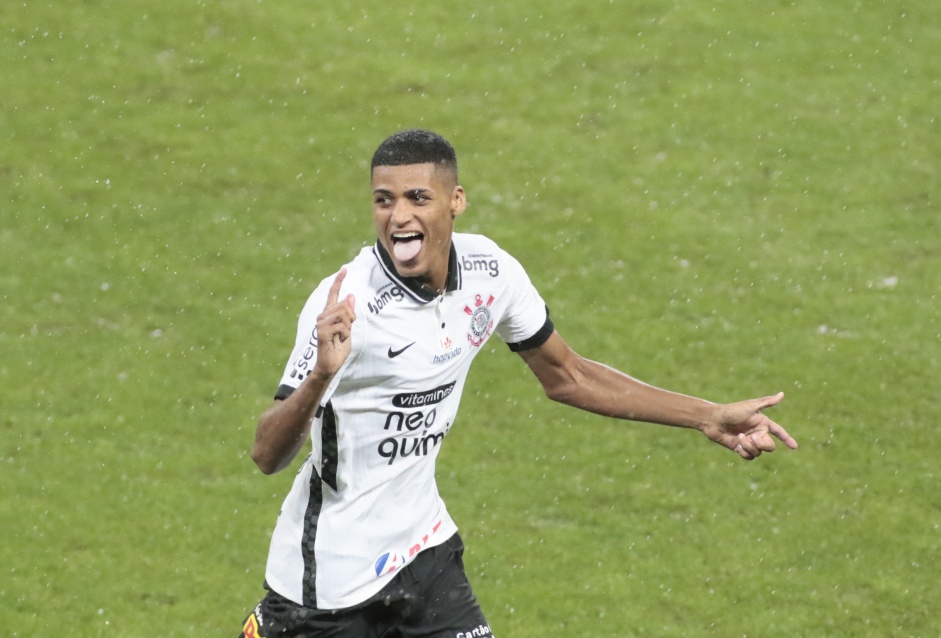 Rodrigo Varanda comemorando seu gol contra o Palmeiras, na Neo Qumica Arena