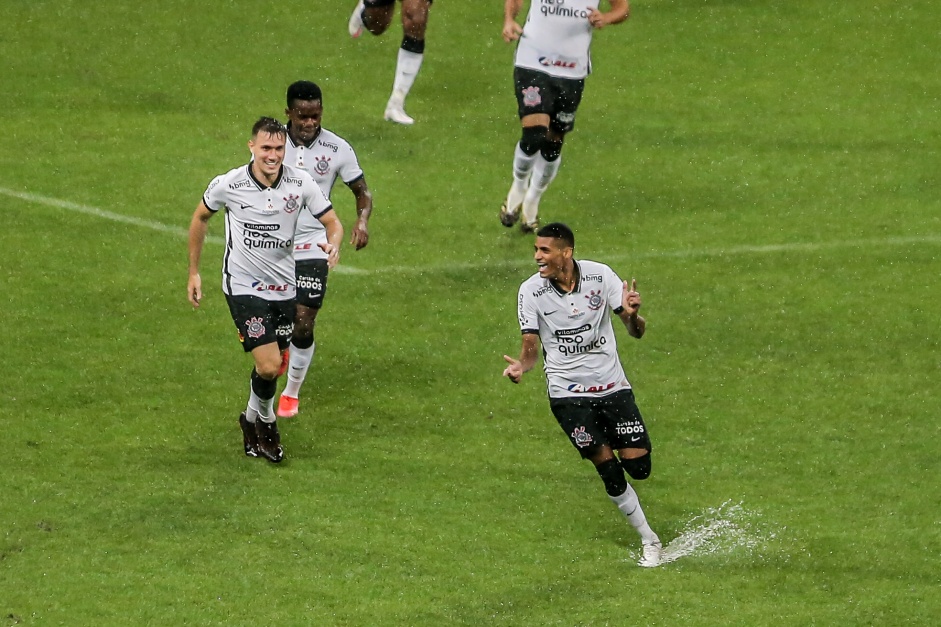 Vital, Cazares e Varanda comemorando o gol do atacante contra o Palmeiras, pelo Paulisto
