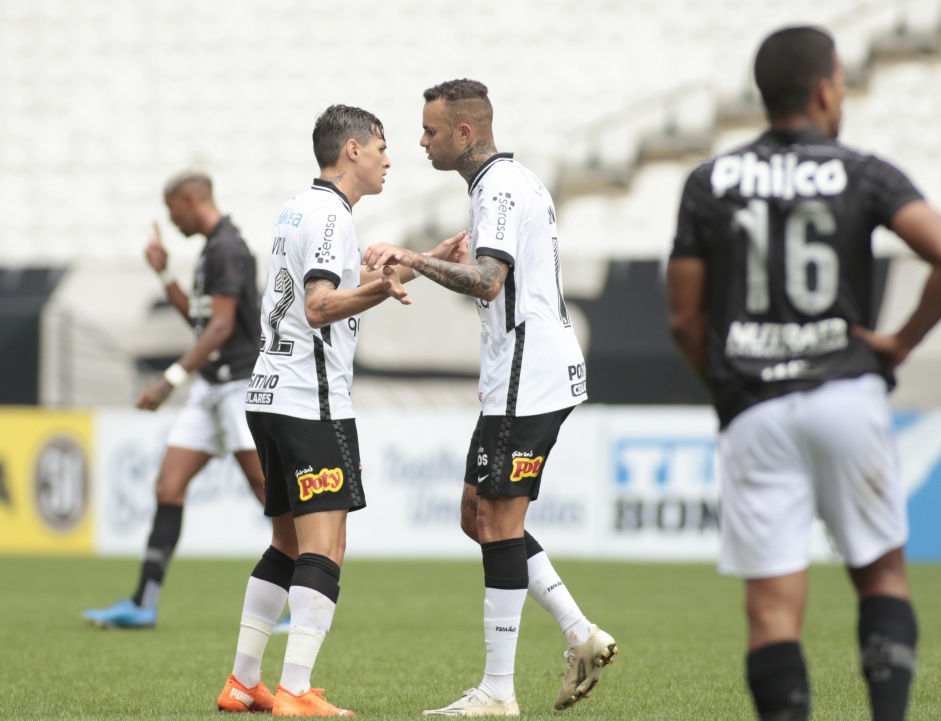 Vital e Luan no jogo contra a Ponte Preta, na Neo Qumica Arena, pelo Campeonato Paulista