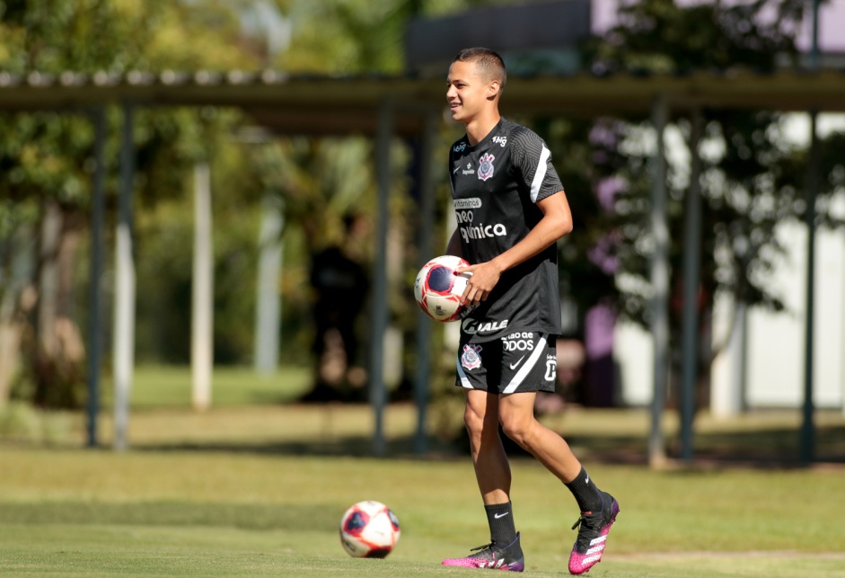 Matheus Arajo durante treinamento do Corinthians no CT