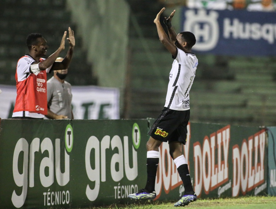 Cau vai  beira do gramado comemora seu gol com J; jovem anotou contra o Guarani, em Campinas