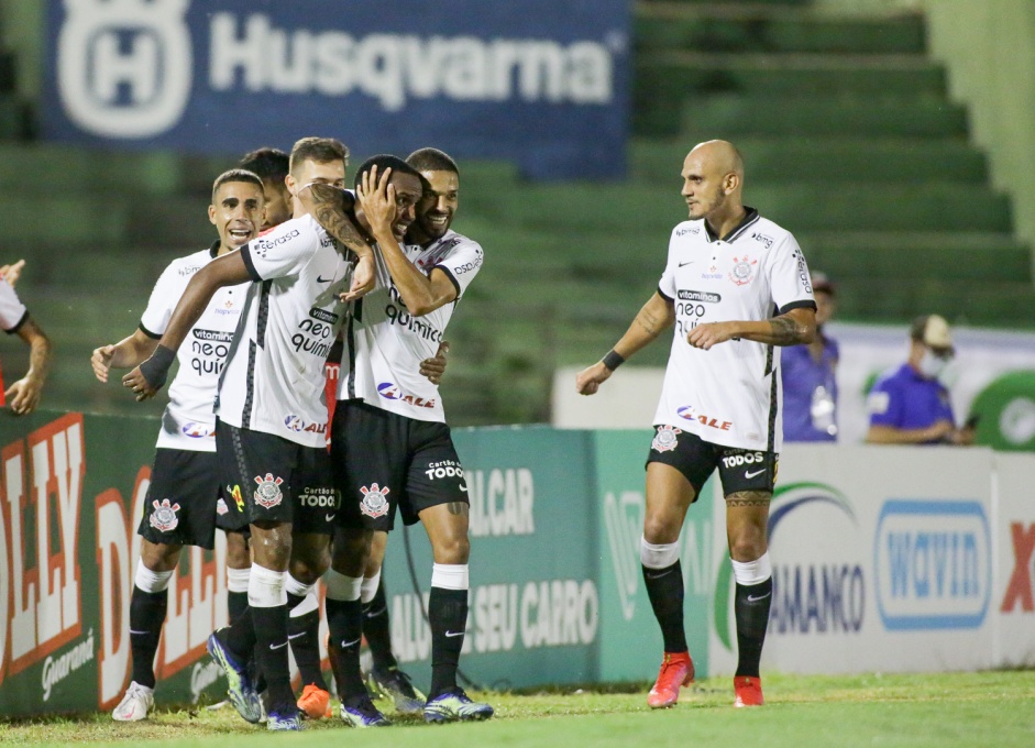 Elenco se rene para comemorar o gol de Cau contra o Guarani, pelo Campeonato Paulista