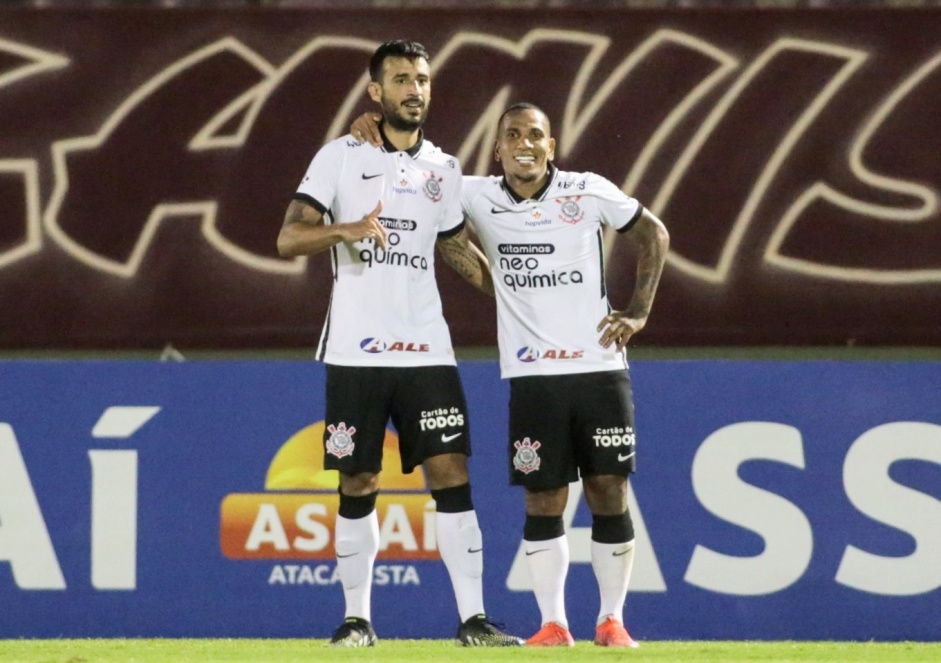 Otero e Camacho durante jogo entre Corinthians e Ferroviria, na Fonte Luminosa