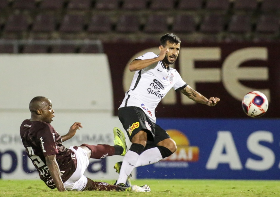 Volante Camacho durante jogo entre Corinthians e Ferroviria, na Fonte Luminosa