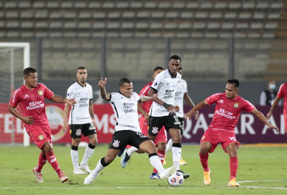 Otero e Cau em partida entre Corinthians e Huancayo, pela Copa Sul-Americana