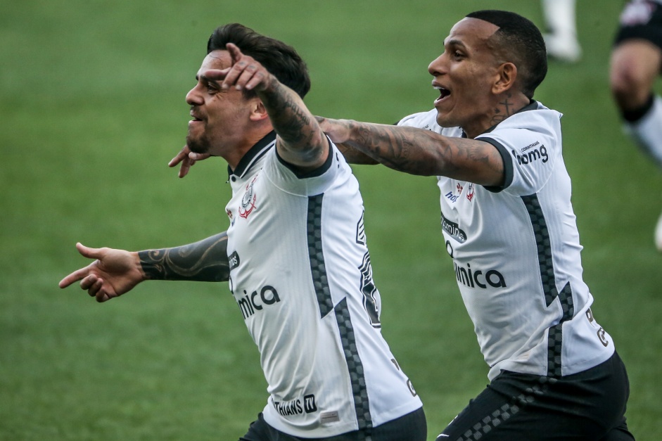 Fagner e Otero comemorando o gol do lateral contra a Inter de Limeira na Neo Qumica Arena