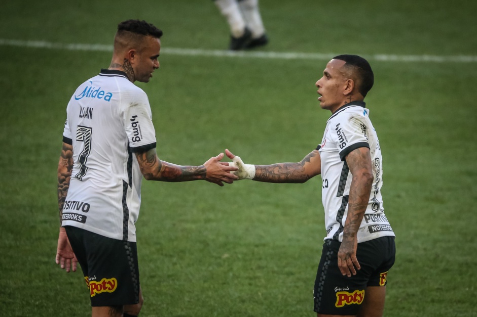 Luan e Otero durante Drbi entre Corinthians e Palmeiras, na Neo Qumica Arena