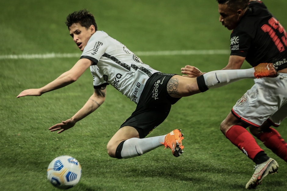 Mateus Vital durante jogo entre Corinthians e Atltico-GO, pela terceira fase da Copa do Brasil