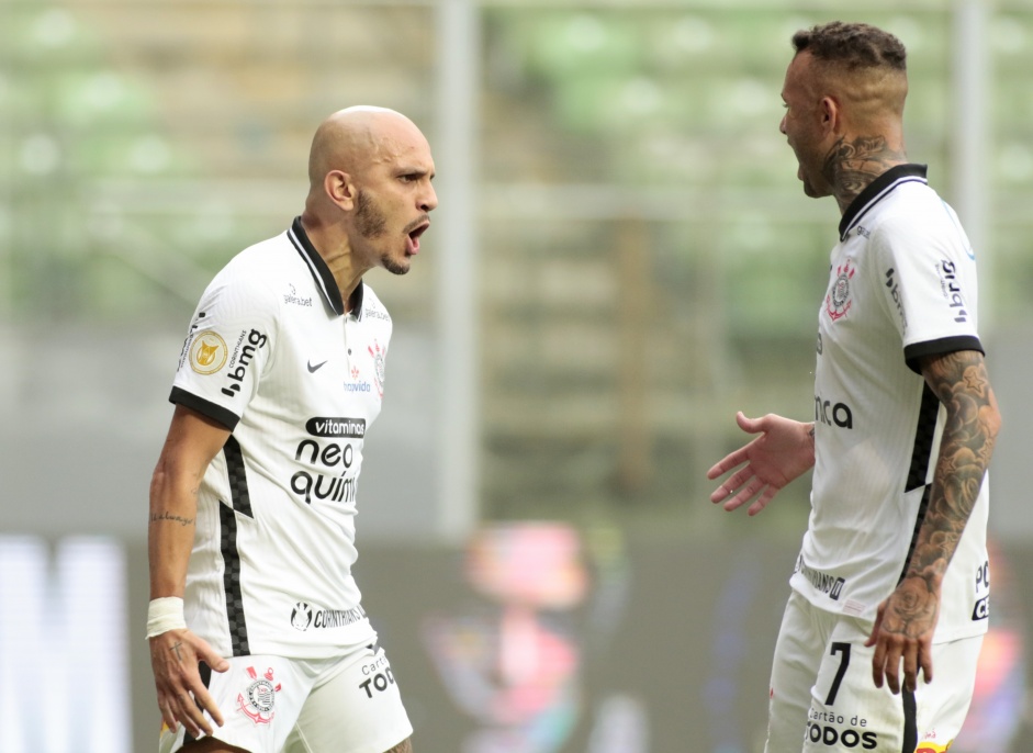Fbio Santos e Luan comemorando o gol do lateral na partida entre Corinthians e Amrica-MG