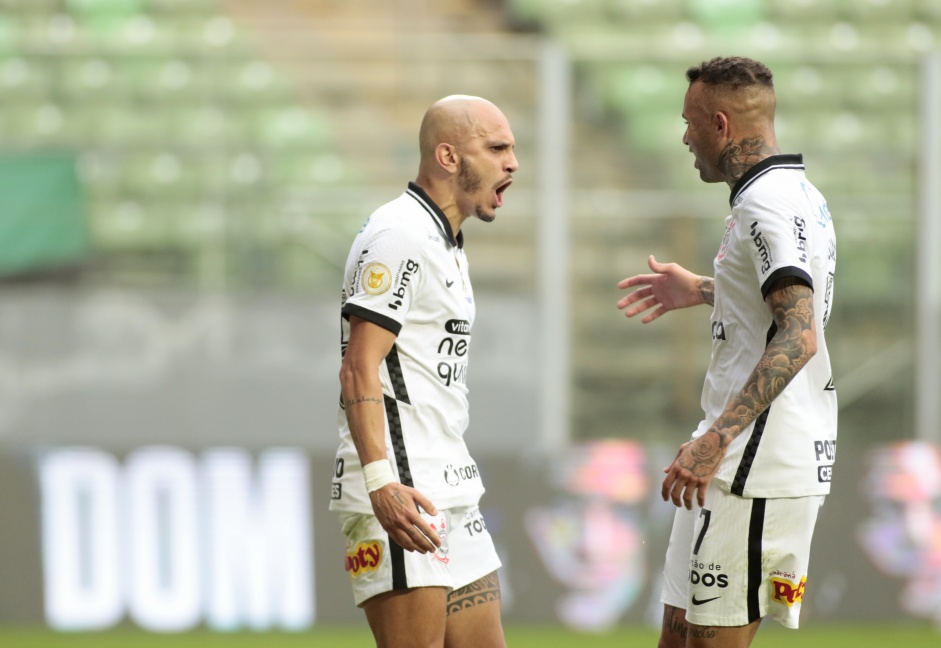 Fbio Santos e Luan comemorando o gol do lateral na partida entre Corinthians e Amrica-MG