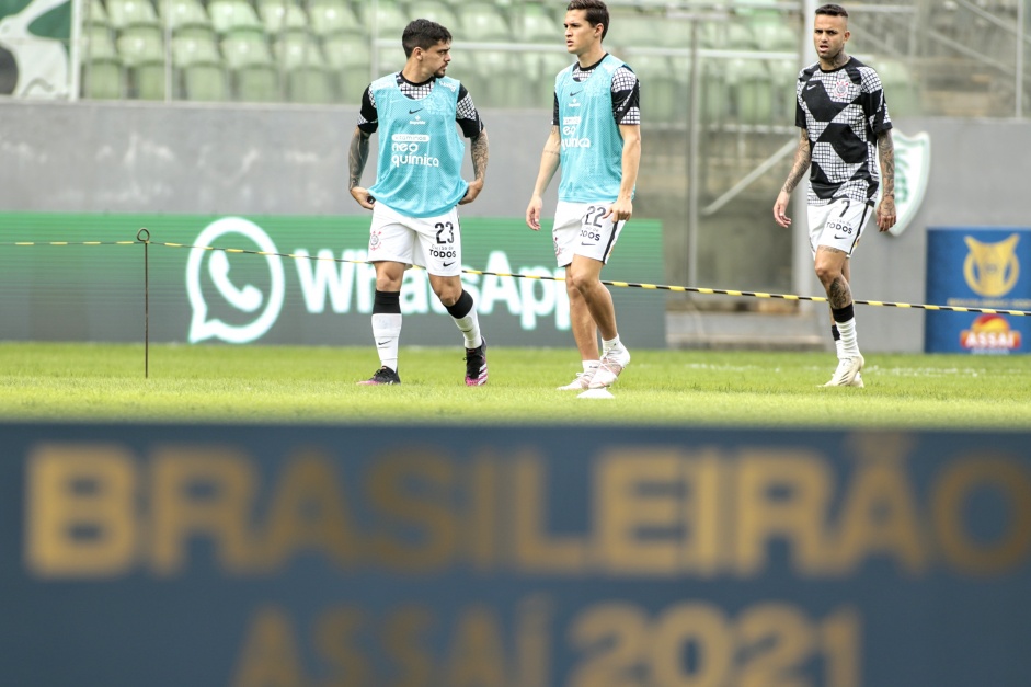 Fagner, Vital e Luan durante aquecimento da partida entre Corinthians e Amrica-MG, pelo Brasileiro