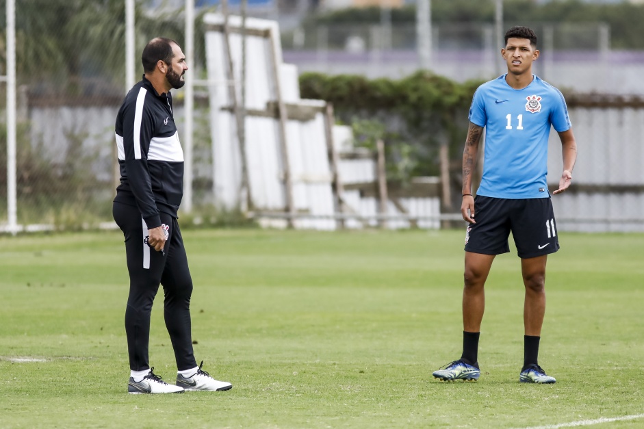 Danilo e Matheus Matias durante treino do elenco de Aspirantes do Corinthians