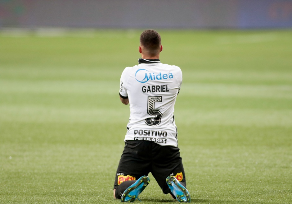 Gabriel comemorando seu gol no Drbi entre Corinthians e Palmeiras, pelo Brasileiro