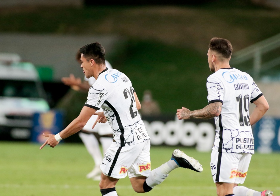 Roni e Gustavo Silva comemoram gol do volante diante do Cuiab