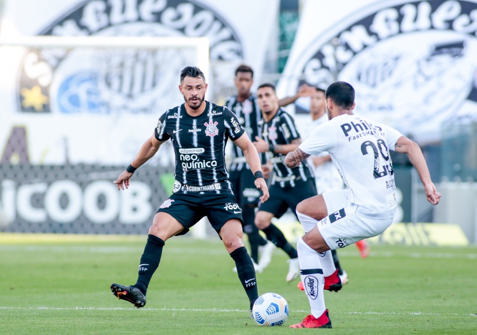 Meia Giuliano fez sua estreia no duelo entre Corinthians e Santos, pelo Campeonato Brasileiro