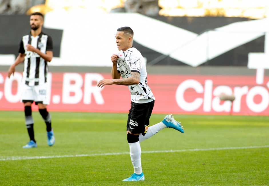 Adson anotou dois, dos trs gols, do Corinthians no jogo contra o Cear, pelo Brasileiro