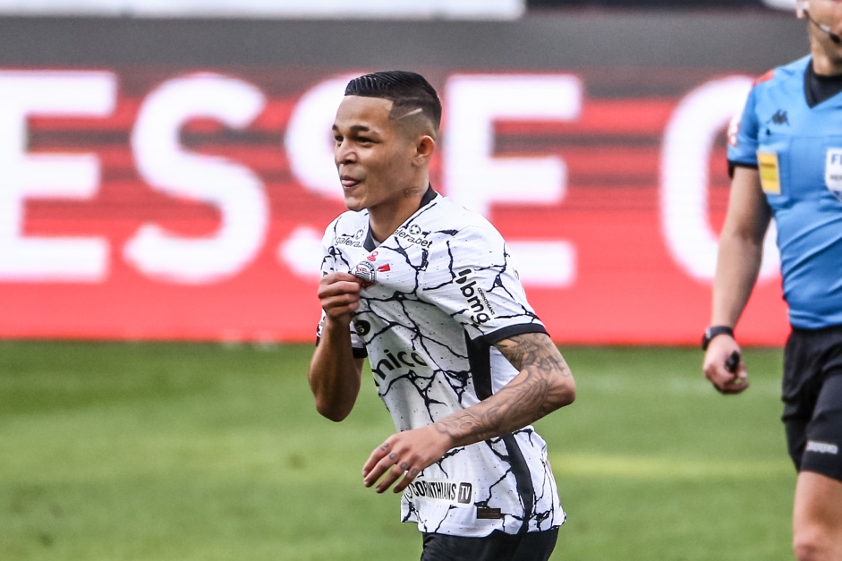 Adson marcou dois gols do Corinthians contra o Cear, pelo Brasileiro; tentou abriu o placar do jogo