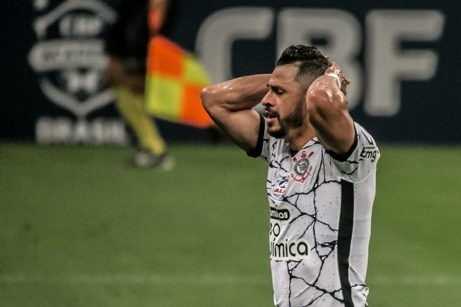 Giuliano lamenta chance perdida no jogo entre Corinthians e Amrica-MG