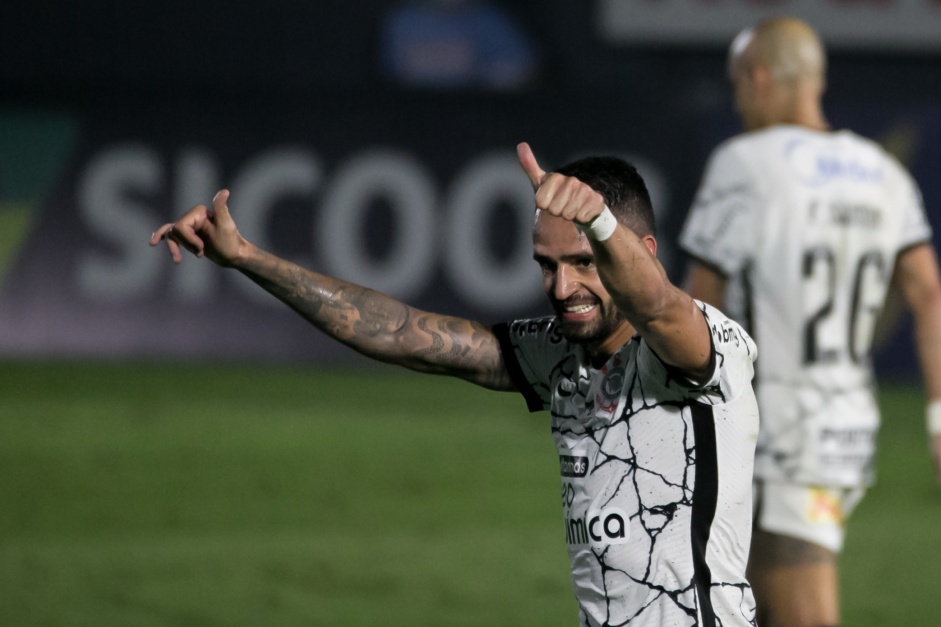 Renato Augusto comemorando seu gol no jogo entre Corinthians e Red Bull Bragantino