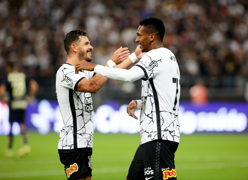 Giuliano e J em derrota do Corinthians para o Santos nesta quarta-feira
