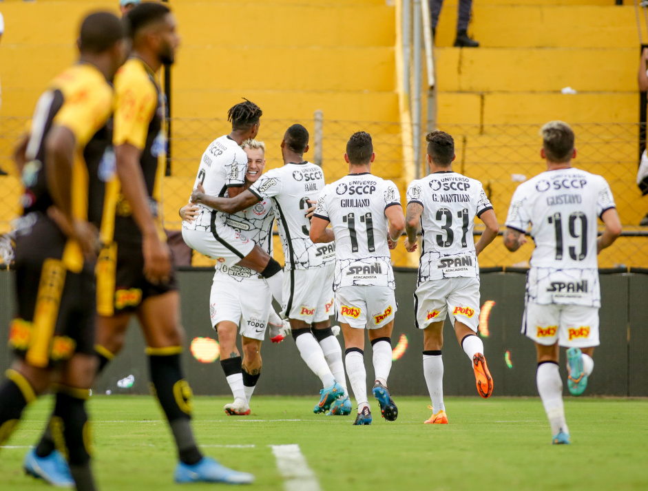 Bambu, Rger Guedes, Raul, Giuliano, Mantuan e Mosquito comemoram gol do Corinthians neste domingo