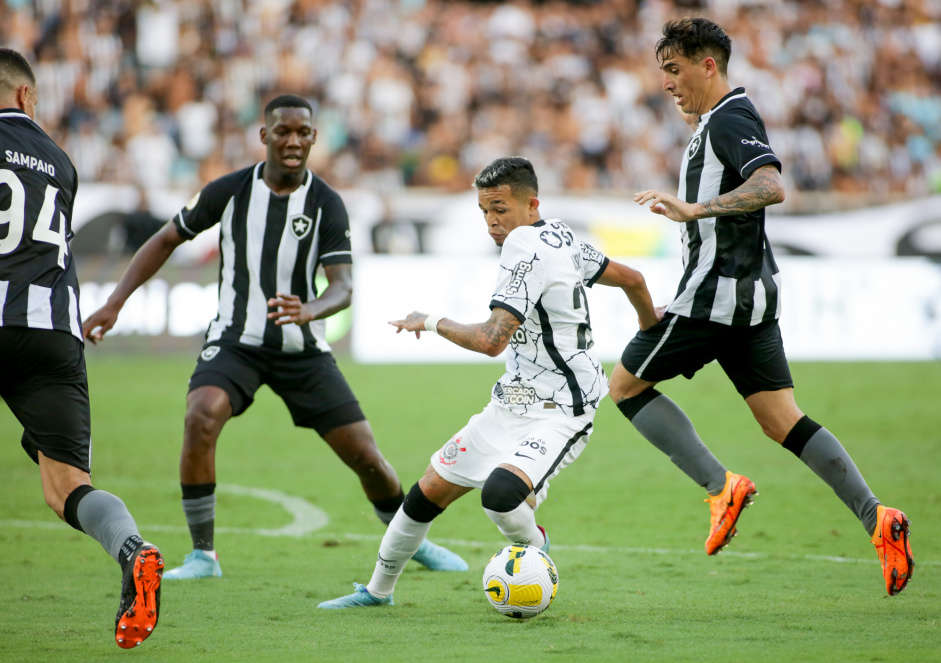 Adson durante confronto entre Botafogo e Corinthians