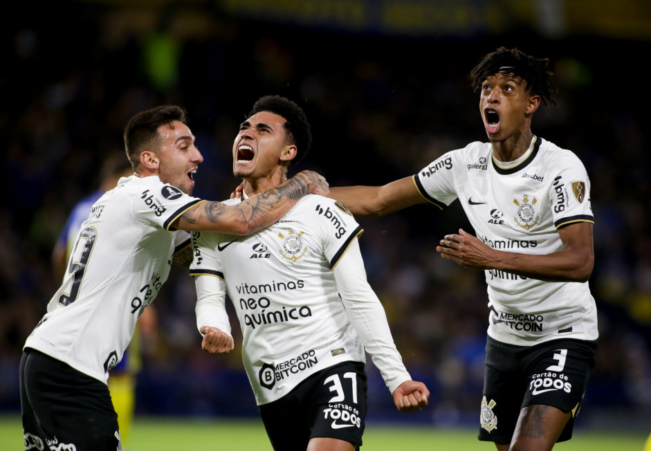Mosquito, Du Queiroz e Bambu comemorando gol do Corinthians contra o Boca Juniors