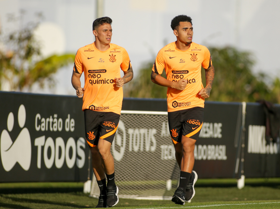 Gustavo Mantuan e Du Queiroz durante treino do Corinthians no CT Joaquim Grava