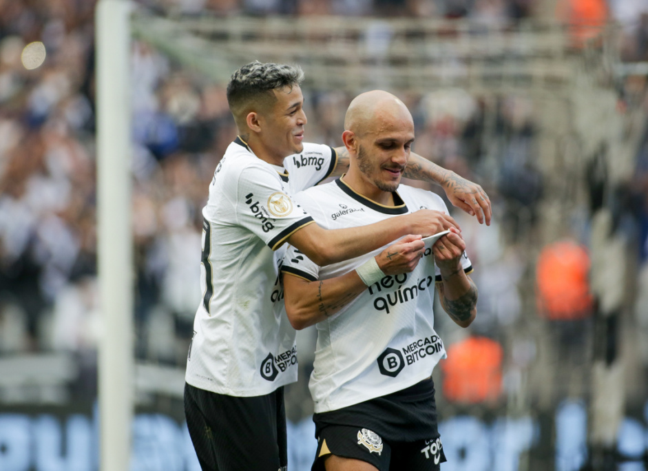 Adson e Fbio Santos comemoram gol do Corinthians contra o Gois