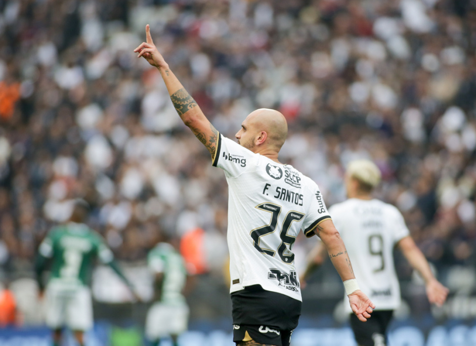 Fbio Santos celebra mais um gol pelo Corinthians