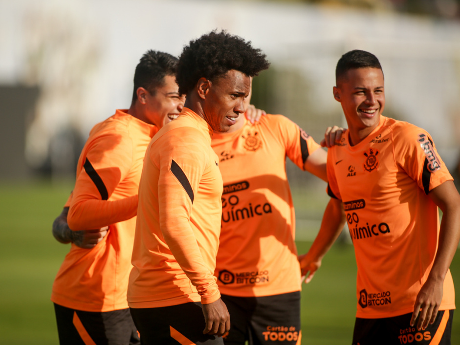 Willian e Matheus Arajo em ltimo treino do Corinthians antes de encarar o Santos