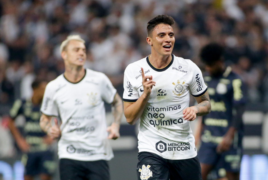 Gustavo Mantuan comemorando gol marcado na goleada do Corinthians