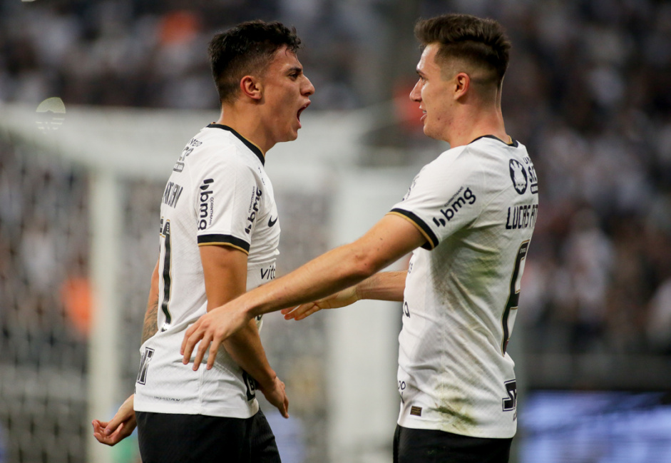 Gustavo Mantuan e Lucas Piton comemorando gol do Corinthians