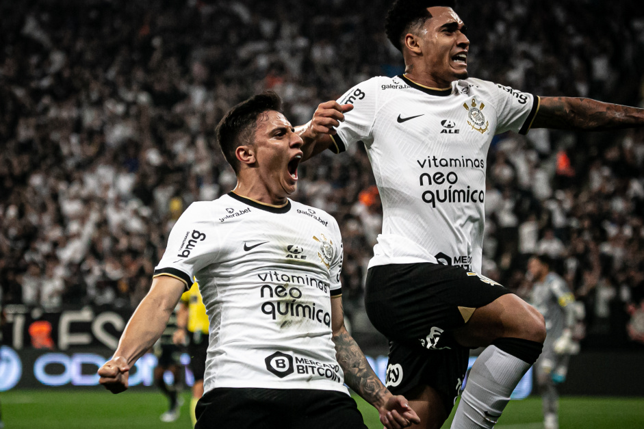 Mantuan e Du Queiroz em comemorao de gol do Corinthians