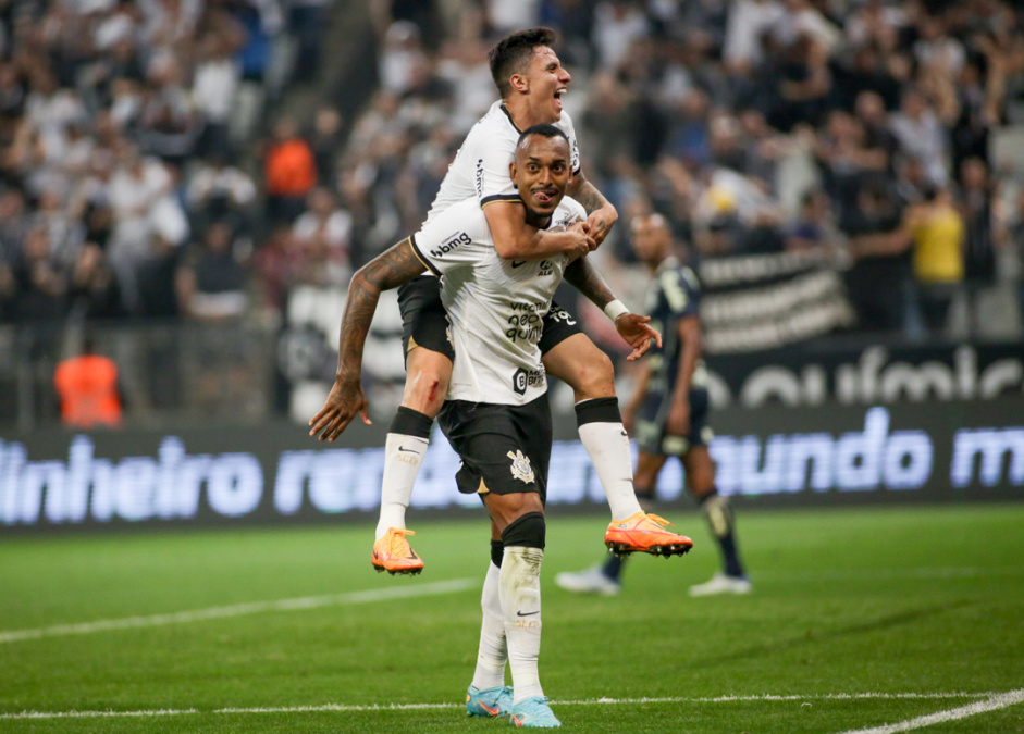 Raul Gustavo e Gustavo Mantuan comemoram gol do Corinthians