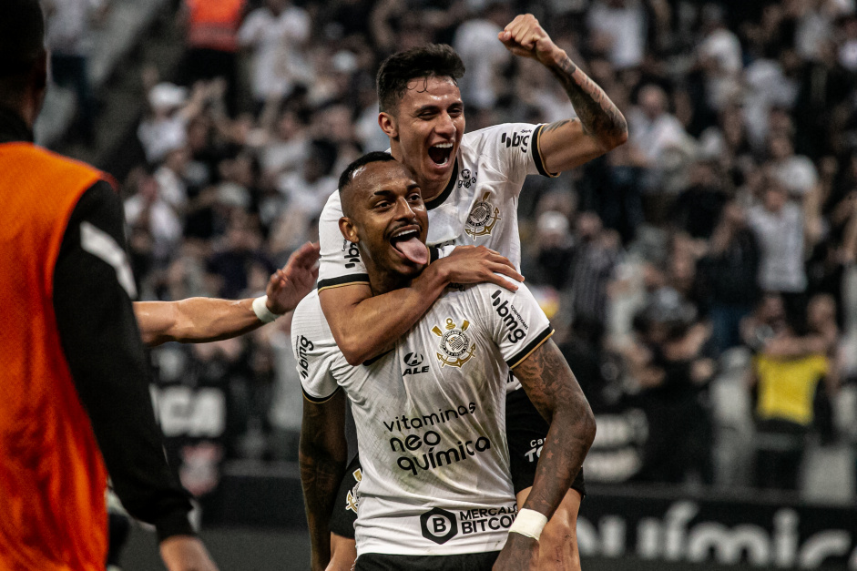 Raul Gustavo e Mantuan durante comemorao de gol do Corinthians