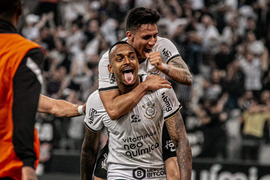 Raul Gustavo marcou o terceiro gol do Corinthians contra o Santos