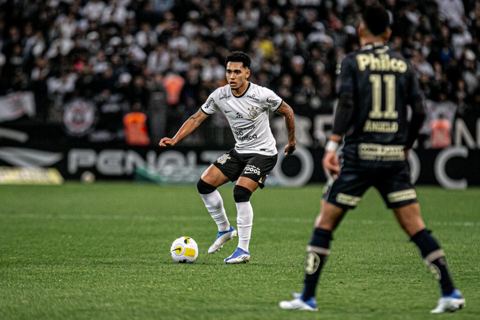 Du Queiroz foi titular do Corinthians contra o Santos no Brasileiro 2022