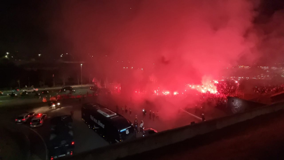 Chegada do nibus do Corinthians no meio da festa da torcida antes de jogo com o Boca Juniors