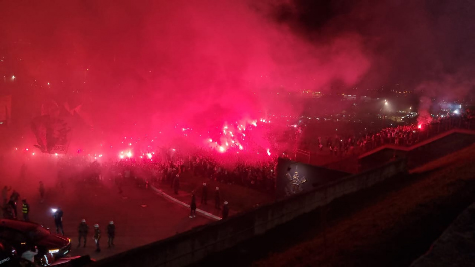Festa da torcida com sinalizadores antes do jogo entre Corinthians e Boca Juniors