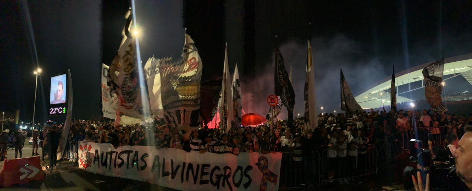 Festa da torcida corinthiana na entrada da Neo Qumica Arena antes de jogo com o Boca Juniors
